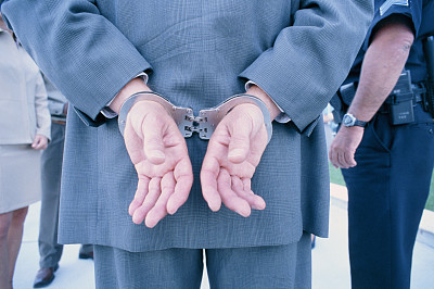 員工被行政拘留 用人單位可否以曠工為由解除勞動合同？